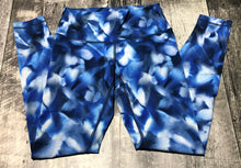 Load image into Gallery viewer, lululemon blue/white leggings - Hers size 6
