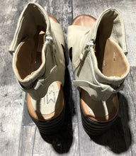 Load image into Gallery viewer, Miz Mooz cream sandal wedge - Hers size 42
