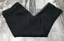 Load image into Gallery viewer, lululemon black cropped leggings - Hers size 8
