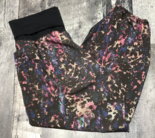 Load image into Gallery viewer, lululemon black/multi colour pants - Hers size approx S

