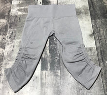 Load image into Gallery viewer, lululemon light grey capris - Hers size 4
