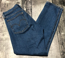 Load image into Gallery viewer, Levis blue high rise wedgie jeans - Hers size 26
