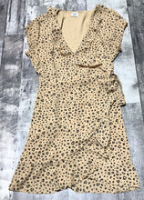 Load image into Gallery viewer, Sunday Best beige/black wrap dress - Hers size 8
