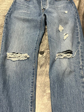 Load image into Gallery viewer, Levis blue jeans - Hers size 24
