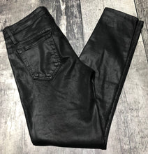 Load image into Gallery viewer, Joe’s black mid rise skinny jeans - Hers size 27
