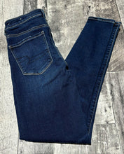 Load image into Gallery viewer, American Eagle blue high rise jeans - Hers size 4
