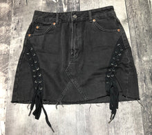 Load image into Gallery viewer, Topshop black denim short skirt - Hers size 6
