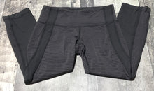 Load image into Gallery viewer, lululemon black capri leggings - Hers size 6

