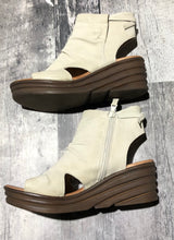 Load image into Gallery viewer, Miz Mooz cream sandal wedge - Hers size 42
