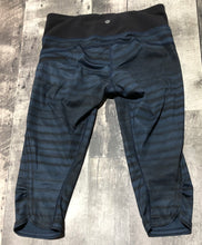 Load image into Gallery viewer, lululemon navy/black cropped leggings - Hers size 6
