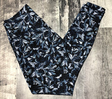 Load image into Gallery viewer, lululemon black/blue high rise leggings - Hers size 6

