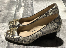Load image into Gallery viewer, Tory Burch grey/beige wedge heel - Hers size 5
