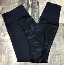 Load image into Gallery viewer, lululemon navy/black crop leggings - Hers size 6
