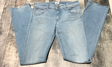 Load image into Gallery viewer, Hudson light blue low rise slim boot cut jeans - Hers size 28
