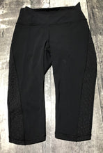 Load image into Gallery viewer, lululemon black capri leggings - Hers size 8

