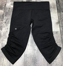 Load image into Gallery viewer, lululemon black capri leggings - Hers size 8
