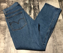 Load image into Gallery viewer, Levi blue button fly wedgie straight leg denim jeans - Hers size 25
