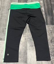 Load image into Gallery viewer, lululemon black/green crop leggings - Hers size 6
