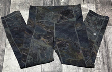 Load image into Gallery viewer, lululemon black/green cropped leggings - Hers size 4
