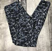 Load image into Gallery viewer, lululemon black/blue leggings - Hers size 8
