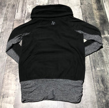 Load image into Gallery viewer, lululemon black/grey sweater - Hers size 4
