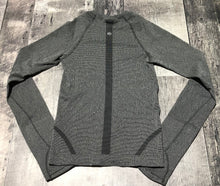 Load image into Gallery viewer, lululemon black/silver long sleeve crop shirt - Hers size 0
