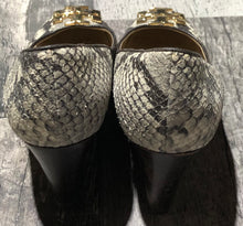 Load image into Gallery viewer, Tory Burch grey/beige wedge heel - Hers size 5
