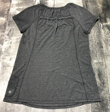 Load image into Gallery viewer, lululemon grey athletic tshirt - Hers size 8
