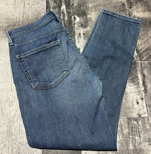 Load image into Gallery viewer, Citizens of Humanity light blue mid rise - Hers size 28
