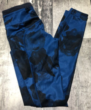 Load image into Gallery viewer, lululemon black/blue mid rise leggings - Hers size 4
