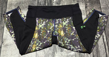 Load image into Gallery viewer, lululemon black/green cropped leggings - Hers size 4

