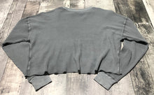 Load image into Gallery viewer, TNA grey crop long sleeve - Hers size M
