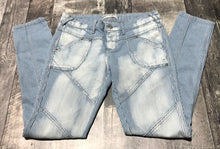Load image into Gallery viewer, Free People light blue/white jeans - Hers size 26
