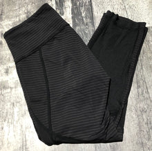 Load image into Gallery viewer, lululemon black capri leggings - Hers size 6
