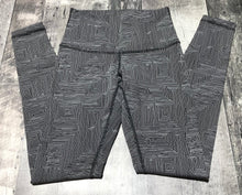 Load image into Gallery viewer, lululemon black/white high rise leggings - Hers size 6
