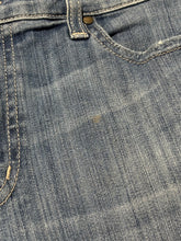 Load image into Gallery viewer, Fidelity blue mid rise girlfriend jeans - Hers size 30
