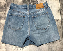 Load image into Gallery viewer, Denim Forum blue high rise mid thigh denim shorts - Hers size 27
