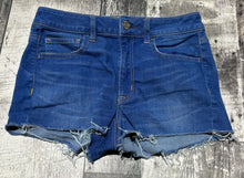 Load image into Gallery viewer, American Eagle blue mid rise denim shorts - Hers size 6
