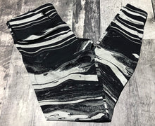 Load image into Gallery viewer, lululemon black/white/grey leggings - Hers size 8
