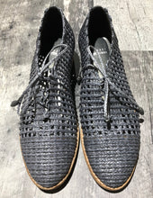 Load image into Gallery viewer, Stuart Weitzman blue shoes - Hers size 9.5
