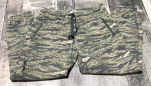 Load image into Gallery viewer, TNA green/grey/cream sweatpants - Hers size 6
