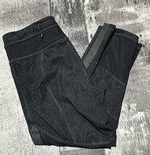 Load image into Gallery viewer, lululemon black/grey cropped leggings - Hers size 4
