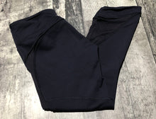 Load image into Gallery viewer, lululemon navy capri leggings - Hers size 6
