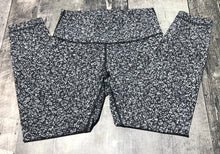 Load image into Gallery viewer, lululemon black/white leggings - Hers size 6
