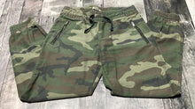 Load image into Gallery viewer, TNA green/light green camp pants - Hers size 4
