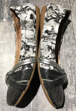 Load image into Gallery viewer, Arnold Churgin white/grey flats - Hers size 35
