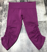 Load image into Gallery viewer, lululemon purple capri leggings - Hers size 6
