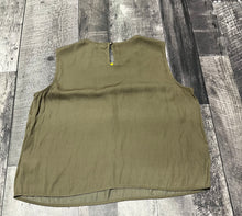 Load image into Gallery viewer, Vince Camuto green tank top - Hers size M
