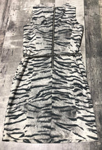 Load image into Gallery viewer, Michael Kors grey/black dress - Hers size 0
