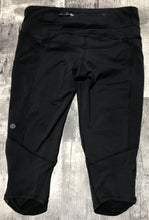 Load image into Gallery viewer, lululemon black capri leggings - Hers size 6
